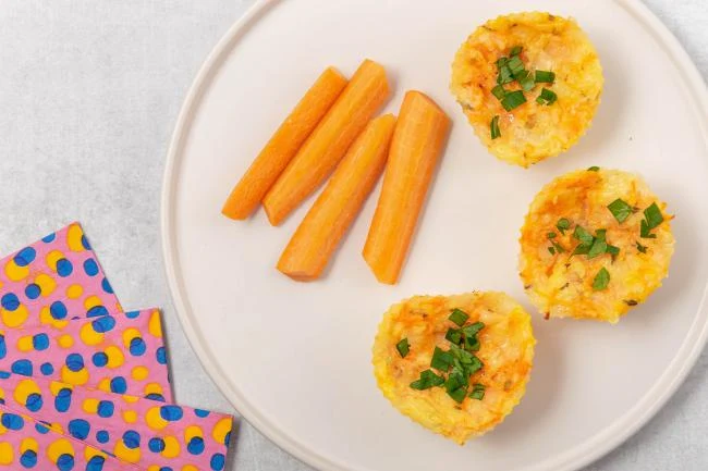 Dětské kašovité muffiny s mrkví na talíři