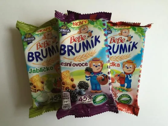 Tři balíčky svačinky Bebe BRUMÍK s ovocem na bílém pozadí.