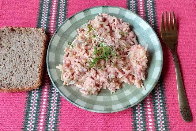 Pomazánka z balkánského sýra na talíři.