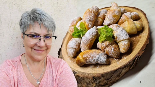 Ženy s rohlíčky ze zakysané smetany na dřevěném podstavci.