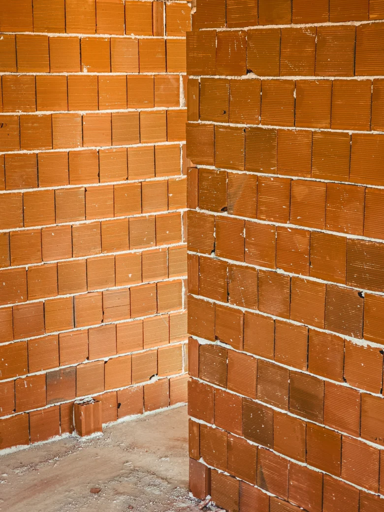 Správně postavená opěrná zeď z cihel s maltou