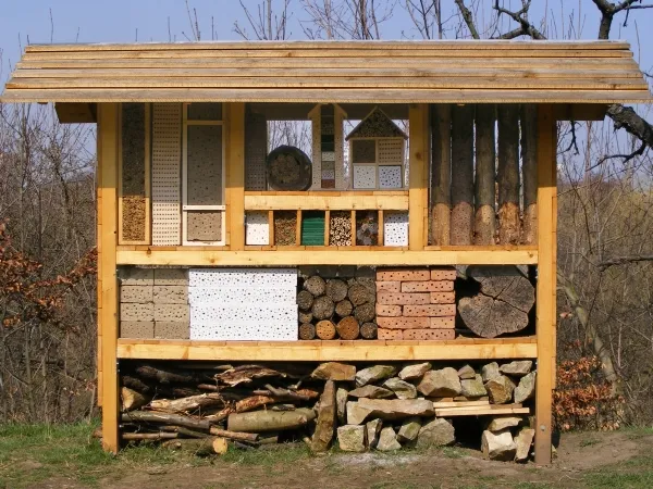 Hotový čmelín s různými hnízdními materiály pro opylovače.