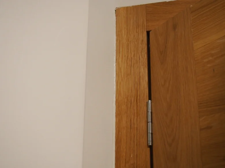 Dřevěný rámeček dveří s viditelným kování