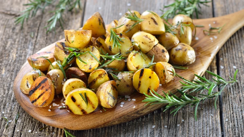 Pečené brambory na grilu s rozmarýnem