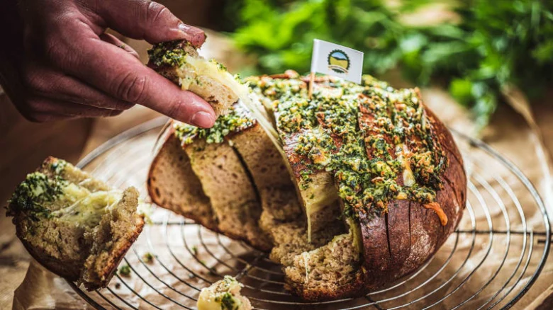 Chleba ve vajíčku s rozmarýnem a sýrem po upečení