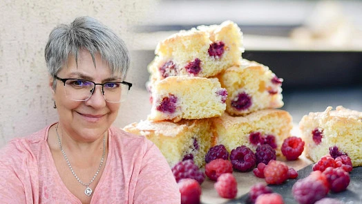 Žena s bublaninou z rybízu na talíři.