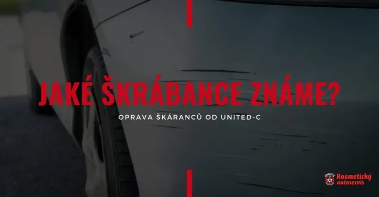 Škrábance na bílém autě s červeným nápisem v češtině.