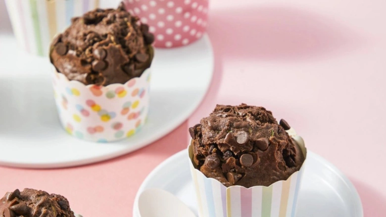 Čokoládové muffiny s kousky čokolády na talíři.