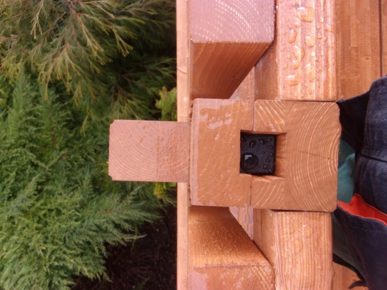 Detail dřevěného spojení pro stavbu zábradlí