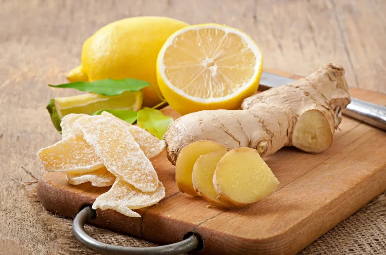 Čerstvá citronová kůra, zázvor a sušené plátky citrónu.