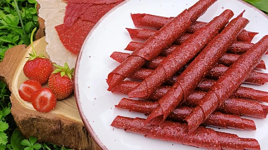 Ovocná kůže z jahod na talíři s čerstvými jahodami