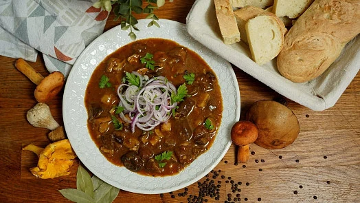 Hot staročeský houbový guláš s chlebem