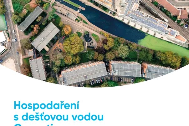 Pohled z výšky na městskou retenční plochu pro dešťovou vodu.