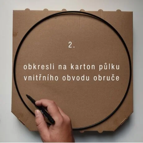 Krok: Obkresli kruh na karton podle obvodu.