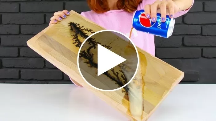 Vytváření lichtenbergových obrazců na dřevě s použitím pepsi.