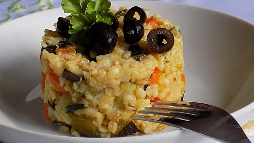 Chutný bezmasý bulgur s rajčaty, okurkami a olivami