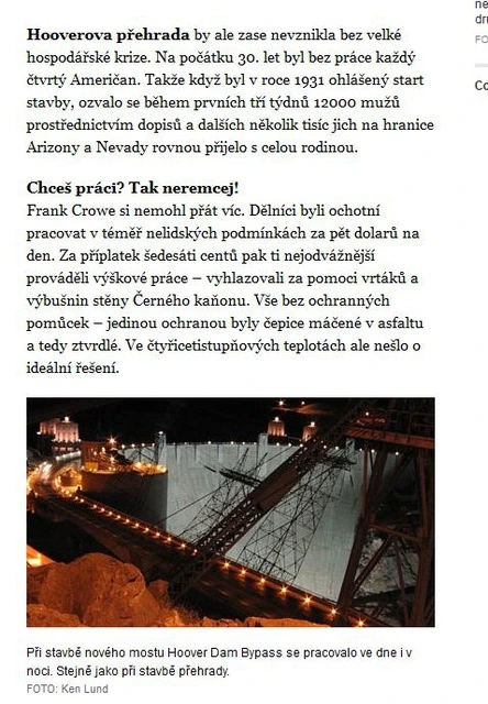Noční pohled na stavbu Hooverovy přehrady s dělníky a osvětlenými mosty.