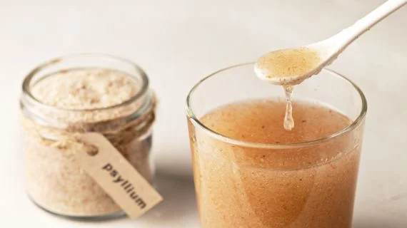 Psyllium v nápoji pro úlevu od nafouklého břicha.