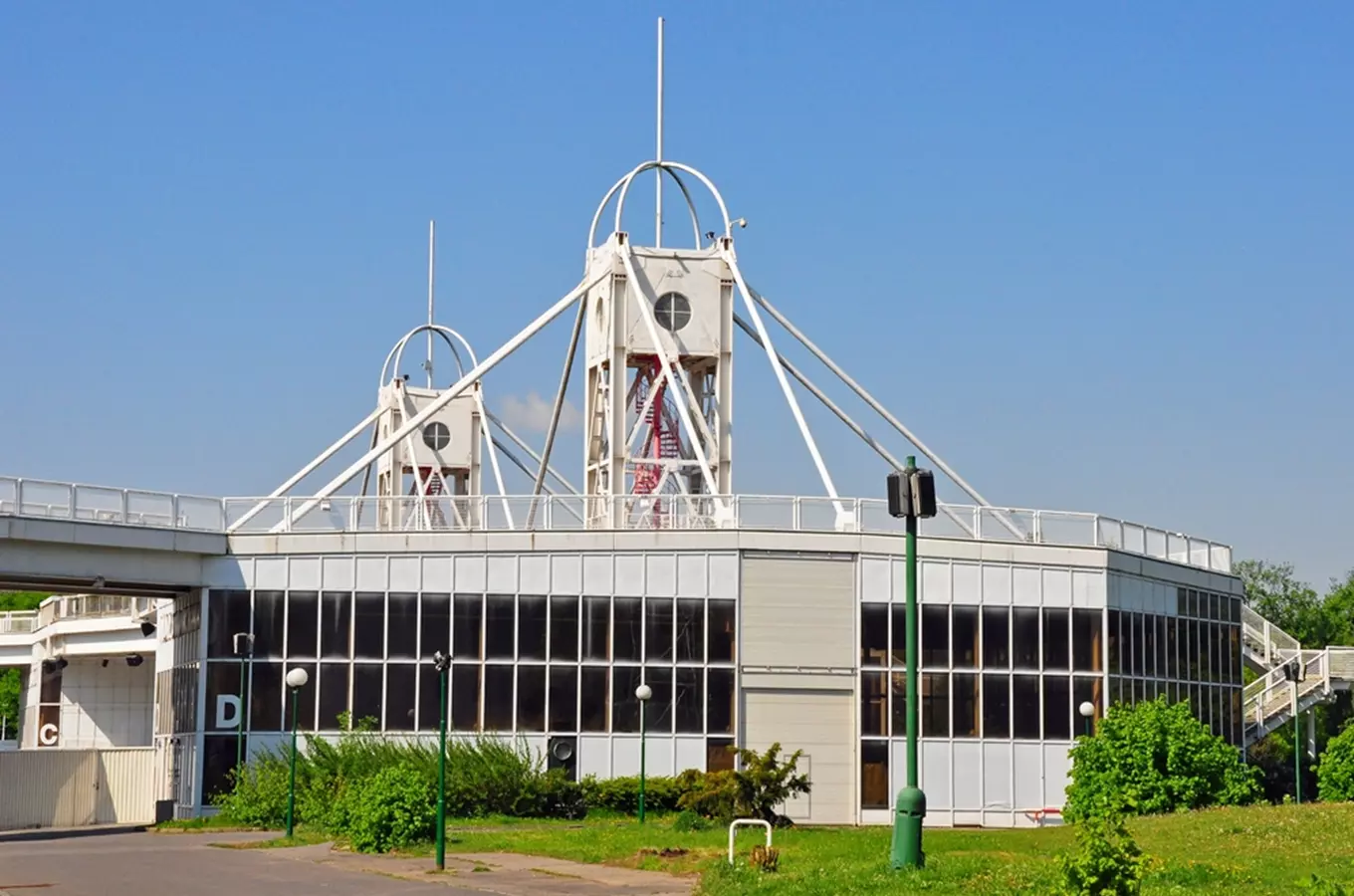 Fotografie pavilonu Křižíka s charakteristickými věžemi.