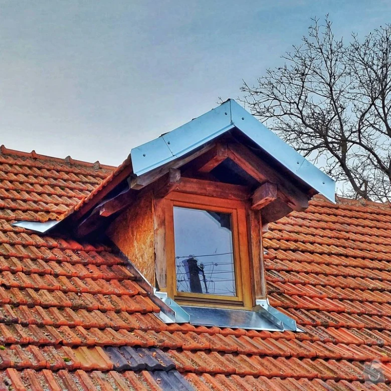 Správně nainstalované vikýřové okno na střeše s taškami.