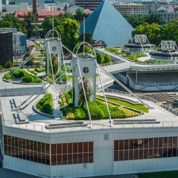 Zelená střecha pavilonů Křižíka v Praze s architektonickými prvky.