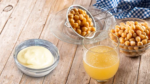 Suroviny pro domácí japonskou majonézu: cizrna a tahini.