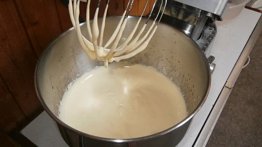 Míchání krému v mixéři pro pařížské řezy.