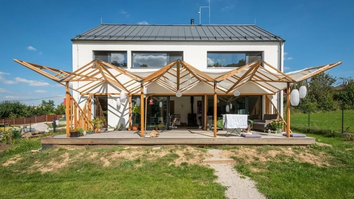 Moderní dřevěná konstrukce domu s viditelnými spoji