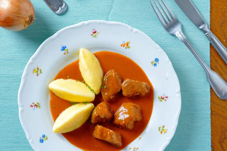 České guláš s bramborami na talíři