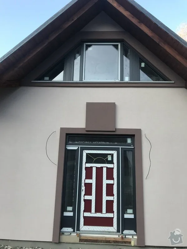 Nově nainstalované vikýřové okno nad vchodem do domu.